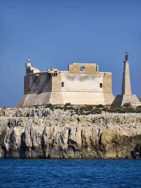 Италия, Sicily, Portopalo di Capo Passero (Siracusa Province), view of the Capo Passero island and its ancient spanish fort — стоковое фото