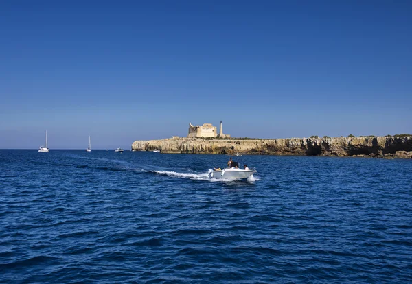 Italia, Sicilia, Portopalo di Capo Passero (Provincia de Siracusa), vista de la isla de Capo Passero y su antiguo fuerte español — Foto de Stock