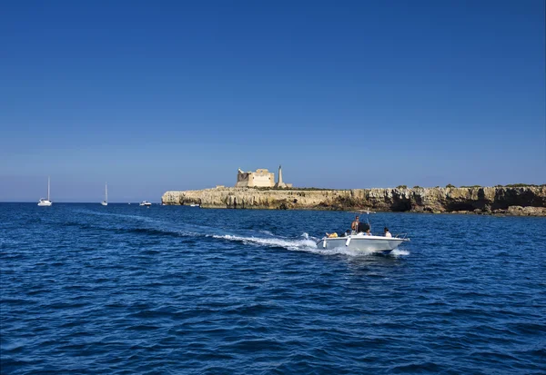 Włochy, Sycylia, portopalo di capo passero (Prowincja Syrakuzy), widok na capo passero wyspy i zabytkowego fortu hiszpański — Zdjęcie stockowe