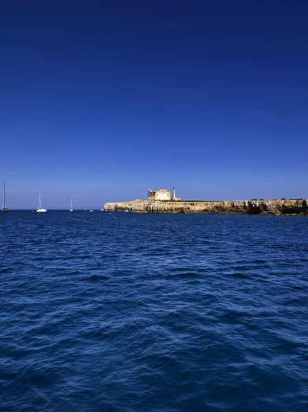 イタリア、シチリア島、ポルトパーロ ディ カーポ パッセロに （シラクーサ省） ・ ロ ・ カーポ パッセロ島とその古代スペインの砦の表示します。 — ストック写真