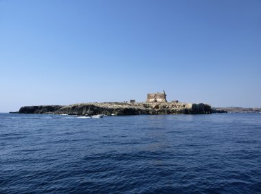 İtalya, Sicilya, portopalo di capo passero (siracusa Eyaleti), capo passero ada ve onun eski İspanyol kale görünümü