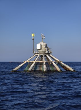 Włochy, Sycylia, basenu Morza Śródziemnego, akwakultury sieci u wybrzeży portopalo di capo passero (Prowincja siracusa)