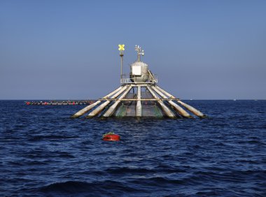 Włochy, Sycylia, basenu Morza Śródziemnego, akwakultury sieci u wybrzeży portopalo di capo passero (Prowincja siracusa)