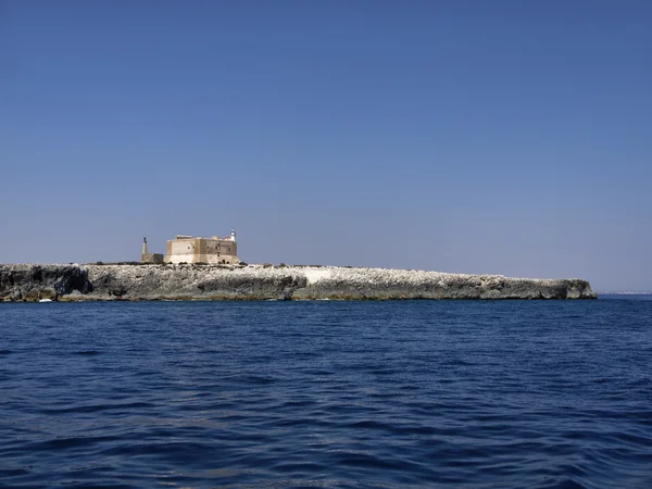 Itália, Sicília, Portopalo di Capo Passero (província de Siracusa), vista para a ilha Capo Passero e seu antigo forte espanhol — Fotografia de Stock