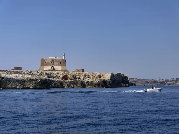 Italia, Sisilia, Portopalo di Capo Passero (Siracusan maakunta), näkymä Capo Passero saarelle ja sen muinaiseen espanjalaiseen linnoitukseen — kuvapankkivalokuva