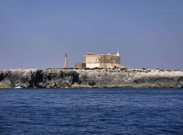 Ιταλία, Σικελία, portopalo di capo σπουργίτης (siracusa επαρχία), θέα του νησιού σπουργίτης capo και το αρχαίο φρούριο ισπανική — Φωτογραφία Αρχείου