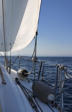 İtalya, Sicilya, Akdeniz, bir yelkenli tekne seyir Sicilyalı güneydoğu kıyısında,