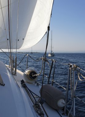 İtalya, Sicilya, Akdeniz, bir yelkenli tekne seyir Sicilyalı güneydoğu kıyısında,