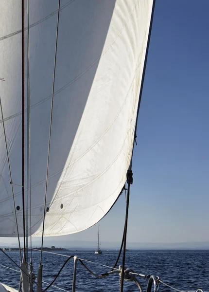 Italië, Sicilië, Middellandse Zee, Siciliaanse Zuid-Oost-kust, cruising op een zeilschip — Stockfoto