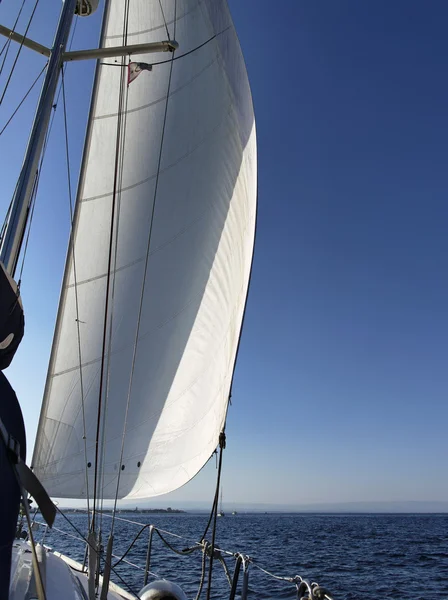 Italien, Sizilien, Mittelmeer, sizilianische Südostküste, Kreuzfahrt auf einem Segelboot — Stockfoto