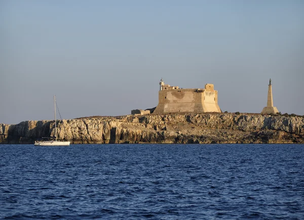 Italië, Sicilië, portopalo di capo passero (siracusa provincie), bekijken van het capo passero eiland en haar oude Spaanse fort — Stockfoto