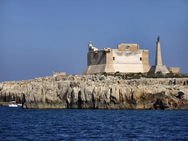 Ιταλία, Σικελία, portopalo di capo σπουργίτης (siracusa επαρχία), θέα του νησιού σπουργίτης capo και το αρχαίο φρούριο ισπανική — Φωτογραφία Αρχείου