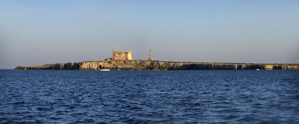 Италия, Sicily, Portopalo di Capo Passero (Siracusa Province), панорамный вид на остров Капо Passero и его древний испанский форт — стоковое фото