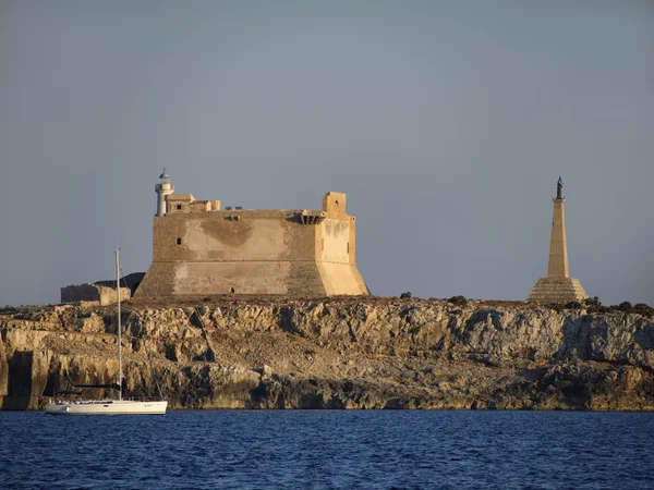 Italia, Sicilia, Portopalo di Capo Passero (Provincia de Siracusa), vista de la isla de Capo Passero y su antiguo fuerte español —  Fotos de Stock