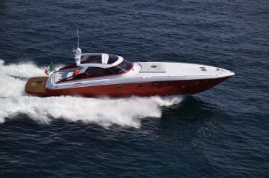 İtalya, Napoli açıklarında azzurra flash lüks yatlar (Tersane: İtalyan di baia), havadan görünümü