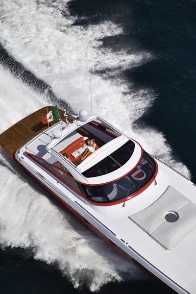イタリア、アズーラ豪華ヨット、ナポリの海岸オフ (ボートヤード: Cantieri ・ ディ ・ バイア)、空撮 — ストック写真