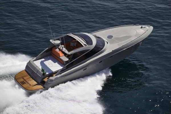 :Italy, off the coast of Naples, Flash luxury yacht (boatyard: Cantieri di Baia), aerial view — Stock Photo, Image