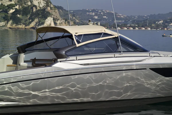 :Itálie, baia (Neapol), jeden luxusní jachty (boatyard: cantieri di baia) — Stock fotografie