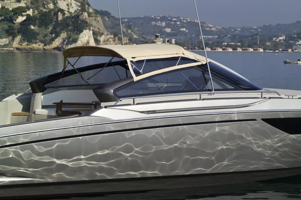 :Italien, baia (Neapel), en lyxyacht (båtvarv: cantieri di baia) — Stockfoto