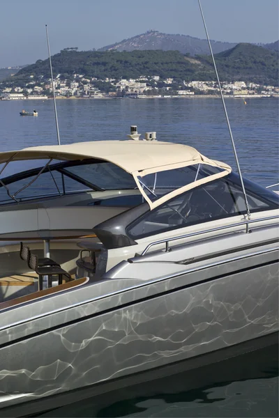 :Włochy, baia (Neapol), jeden luksusowy jacht (Stocznia: cantieri di baia) — Zdjęcie stockowe