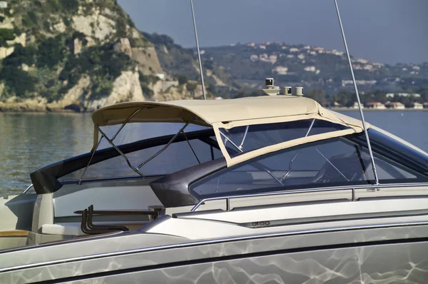 :Włochy, baia (Neapol), jeden luksusowy jacht (Stocznia: cantieri di baia) — Zdjęcie stockowe