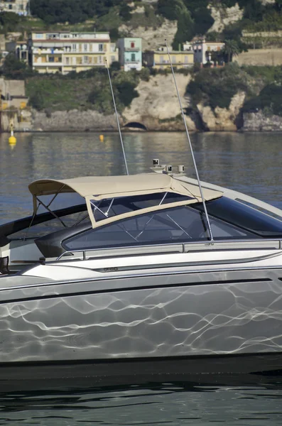 Italia, Baia (Nápoles), Un yate de lujo (astillero: Cantieri di Baia ) — Foto de Stock