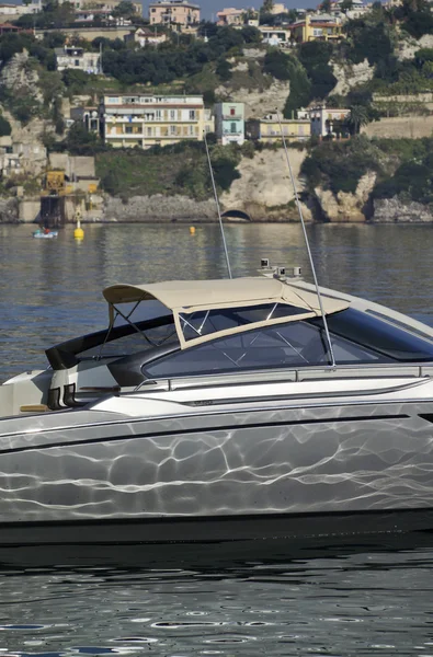 Italien, baia (Neapel), en lyxyacht (båtvarv: cantieri di baia) — Stockfoto