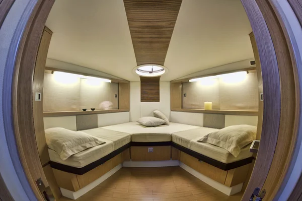 一个豪华游艇拜亚 (那不勒斯)、 意大利 (船坞： cantieri di baia)，弓的卧室 — 图库照片