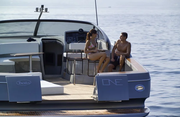 Relax a bordo di uno yacht di lusso — Foto Stock