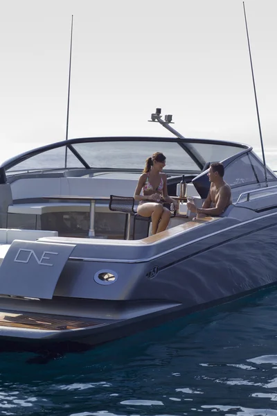 Pihentető fedélzetén egy luxus yacht — Stock Fotó