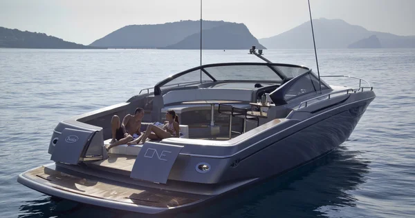 Pihentető fedélzetén egy luxus yacht — Stock Fotó