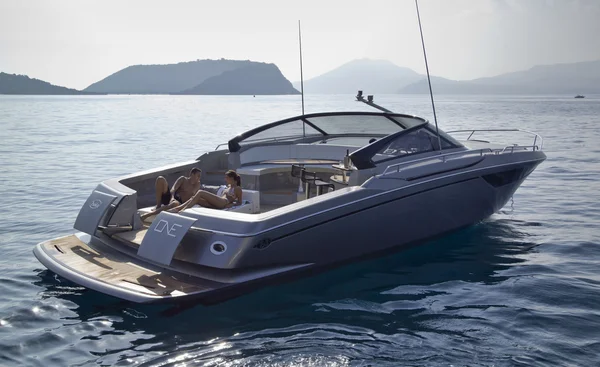 Pihentető fedélzetén egy luxus yacht — Stock Fotó