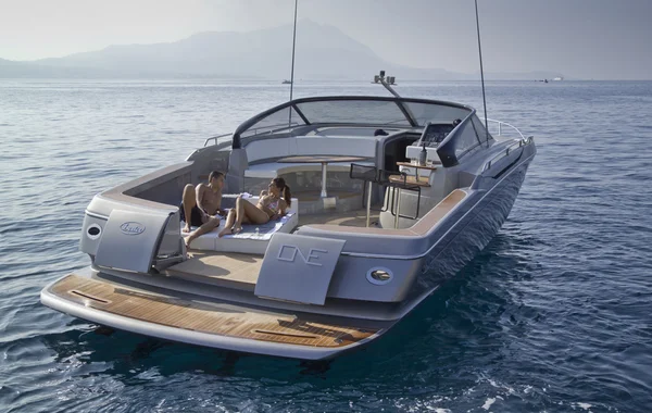 Relax a bordo di uno yacht di lusso — Foto Stock