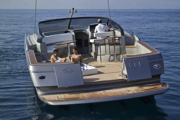 Pihentető fedélzetén egy luxus yacht — Stock Fotó