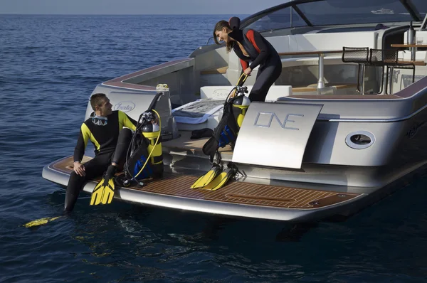 Plongée sous-marine depuis un yacht de luxe — Photo