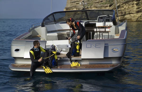 Plongée sous-marine depuis un yacht de luxe — Photo