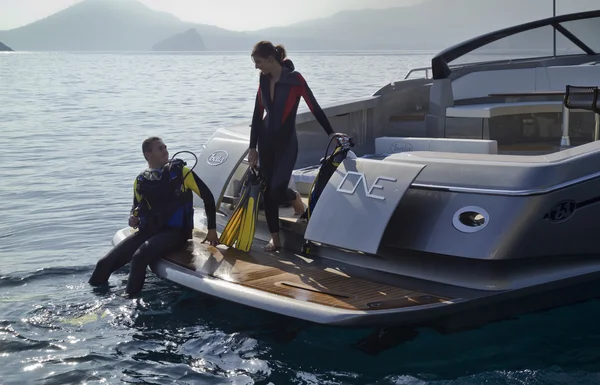 Plongée sous-marine depuis un yacht de luxe — Photo