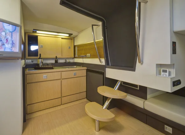 Interior del cuarto de baño con ducha y lavabos en la oficina moderna