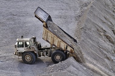 İtalya, maddaloni (Napoli), bir endüstri kamyon boşaltma taş taş bir çukurun içinde
