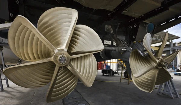 İtalya, Baia (Napoli), Baia 100 lüks yat yapım aşamasında (Tersane: İtalyan di Baia), yay pencere