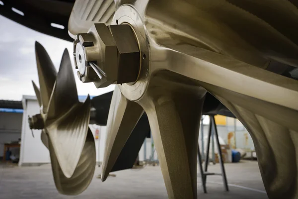 Italy, Savona (Genova), Baia 100 luxury yacht (boatyard: Cantieri di Baia), view of the propellers — Stock Photo, Image