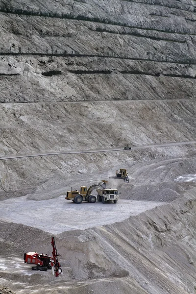 意大利的 maddaloni (那不勒斯) 石坑工业车辆在工作 — 图库照片
