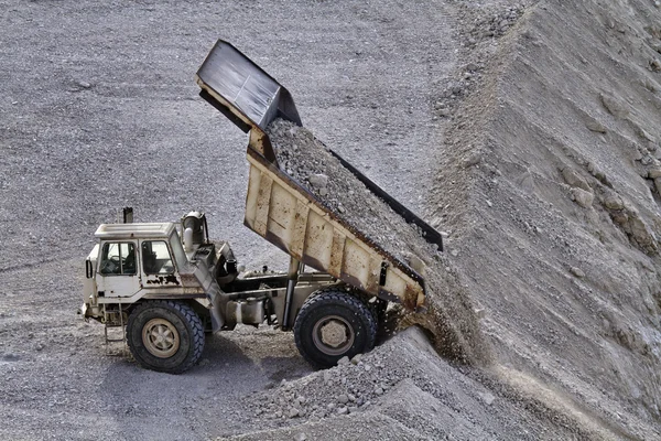 Italia, Maddaloni (Nápoles), un camión industrial que descarga piedras en un pozo de piedra —  Fotos de Stock