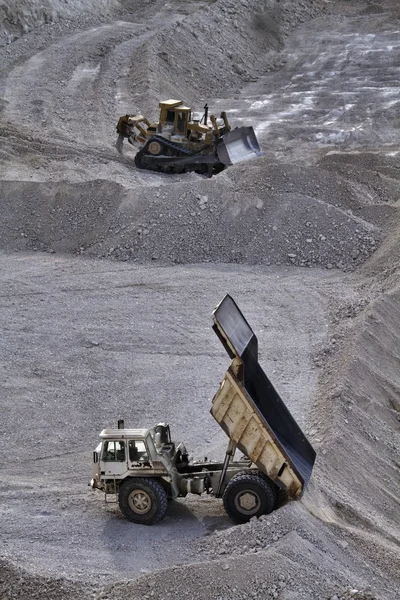 Italia, Maddaloni (Nápoles), fosa de piedra con vehículos industriales en el trabajo — Foto de Stock