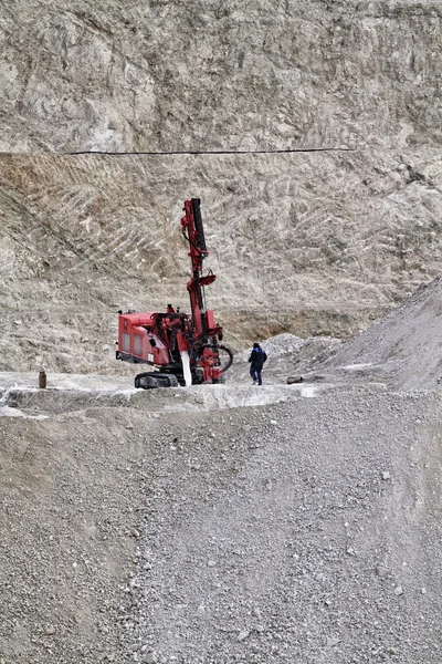 Italië, maddaloni (naples), industriële digger in een stenen put — Stockfoto