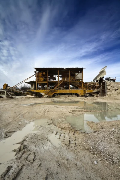 Italia, Maddaloni (Nápoles), fosa de piedra con vehículos industriales en el trabajo — Foto de Stock