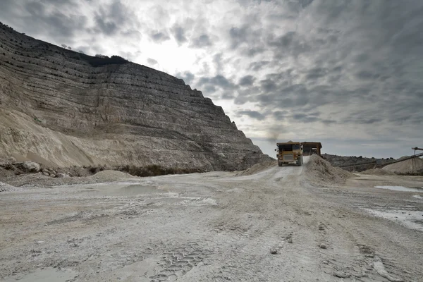 Italia, Maddaloni (Nápoles), fosa de piedra con vehículos industriales en el trabajo —  Fotos de Stock