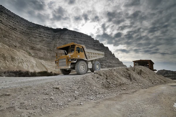 意大利的 maddaloni (那不勒斯) 石坑工业车辆在工作 — 图库照片