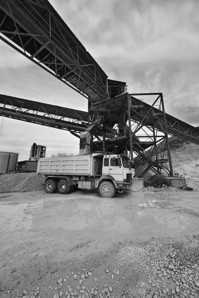 Itália, Maddaloni (Nápoles), fábrica de cimento, pedras de carregamento de caminhões — Fotografia de Stock