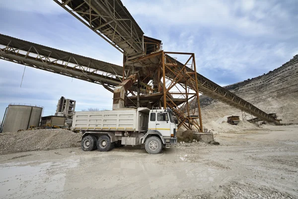 Italië, maddaloni (naples), cementfabriek, vrachtwagen laden stenen — Stockfoto